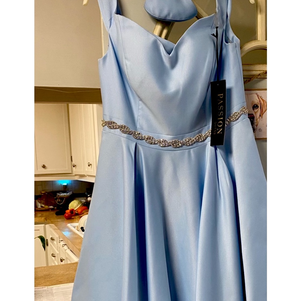 This dress is size 12 . It was for my teenage daughter.